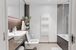 Bathroom - Luxury 2-Bed Greenwich Apartment with River Views & Private Balcony (London)