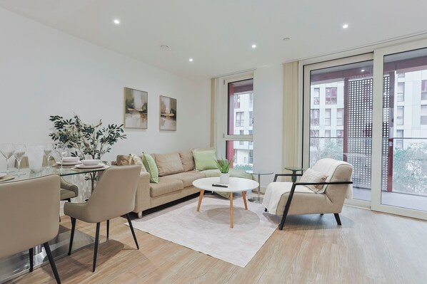 Living area - Luxury 2-Bed Greenwich Apartment with River Views & Private Balcony (London)