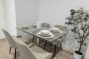Dining - Luxury 2-Bed Greenwich Apartment with River Views & Private Balcony (London)