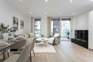 Living area - Luxury 2-Bed Greenwich Apartment with River Views & Private Balcony (London)