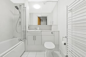 Sèche-cheveux, bidet, serviettes fournies, savon