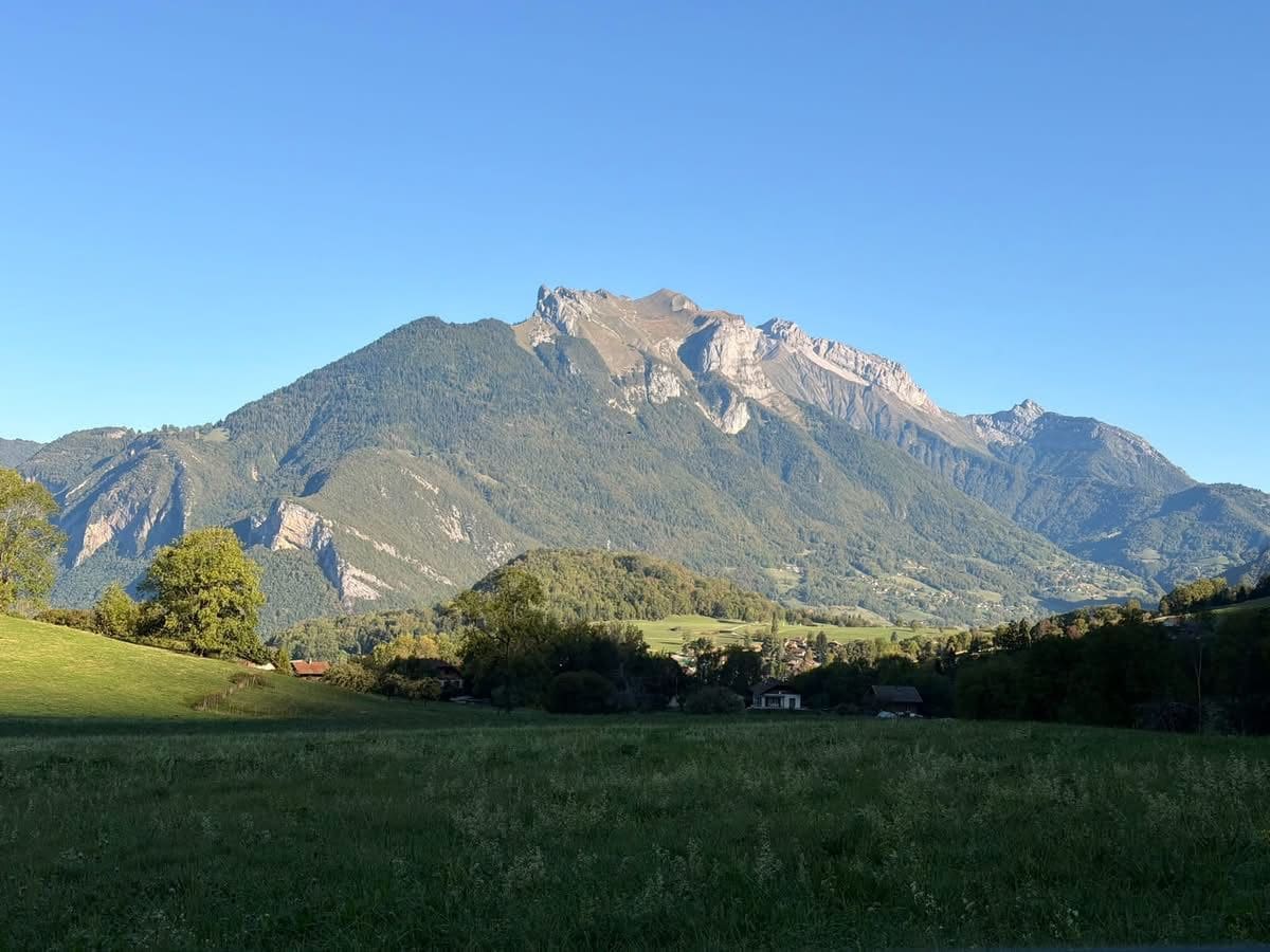 Un paisaje montañoso con cielo despejado.