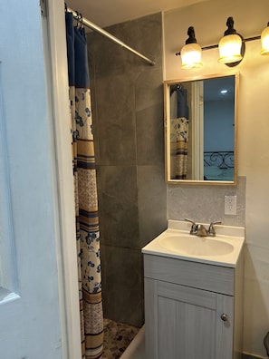 Dusche, Haartrockner, Handtücher, Seife