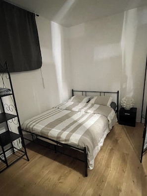 1 bedroom, desk, iron/ironing board, free WiFi - Spacious Room near Paris, Stade de France, and Metro (Aubervilliers)