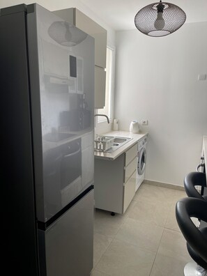Wasserkocher mit Kaffee-/Teezubehör, Kühlschrank, Mikrowelle, Ofen