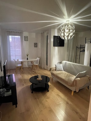 Smart TV - Spacious Room near Paris, Stade de France, and Metro (Aubervilliers)
