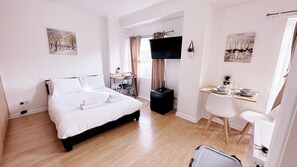 Room - Bright Chelsea Studio w/ Private Balcony | King Bed | Sleeps 2 (London)