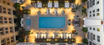 Modern King 1B1B|Pool & Gym|Smart 4K TVs