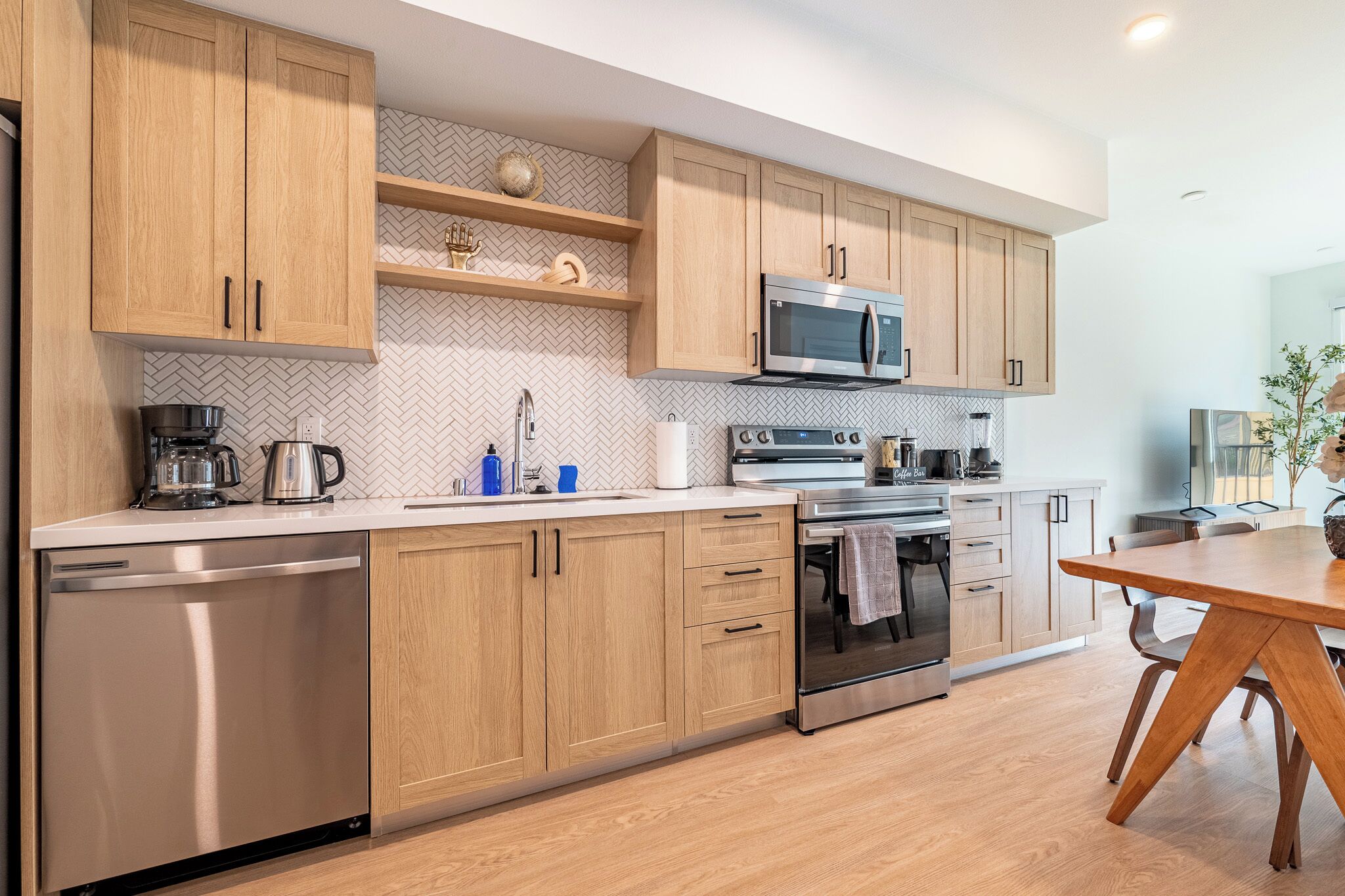 Coffee/tea maker, fridge, microwave, oven