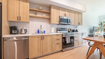 Coffee/tea maker, fridge, microwave, oven