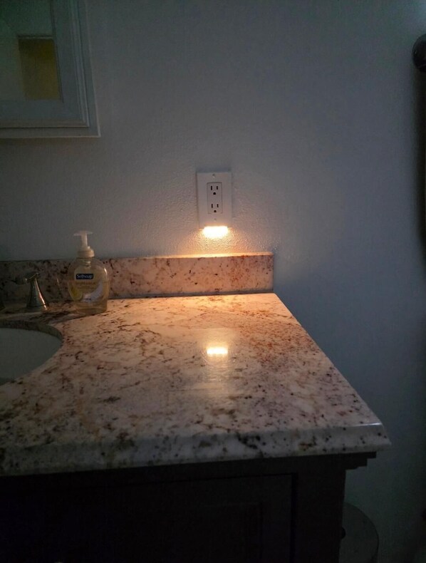 Interior - Cozy 2-bedroom house close to restaurants, stores, AVI Casino and Colorado River (Fort Mohave)