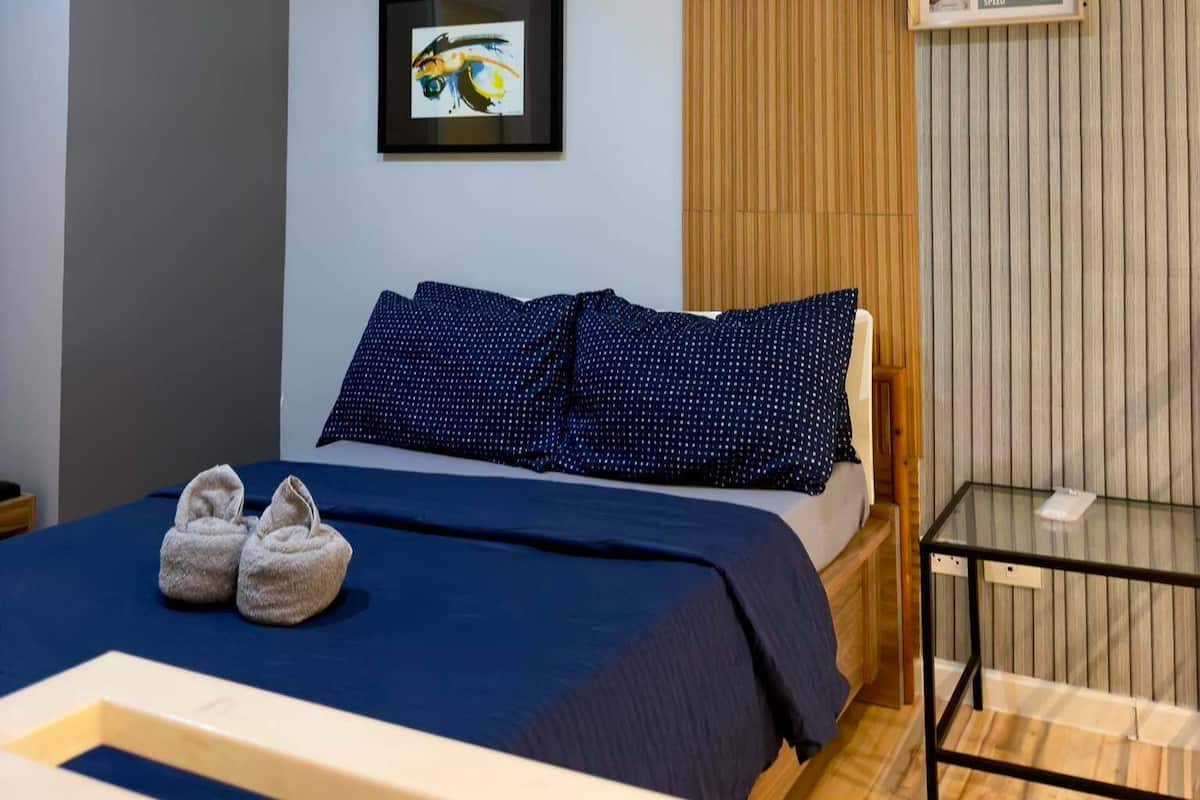 Loft familiar, vistas a la ciudad | Espacio para trabajar con un portátil y tabla de planchar con plancha
