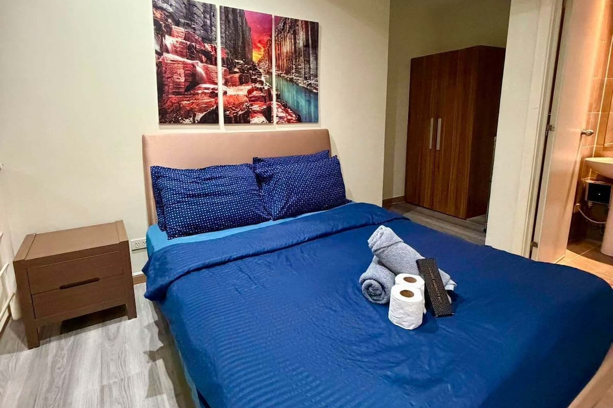 Loft Confort, vistas a la bahía | Espacio para trabajar con un portátil y tabla de planchar con plancha