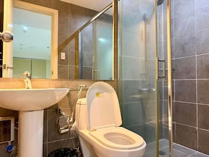 Loft Confort, vistas a la bahía | Baño | Artículos de higiene personal gratuitos, toallas, jabón y champú
