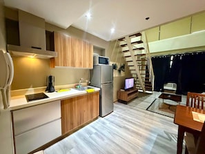 Loft Confort, vistas a la bahía | Cocina privada | Frigorífico, microondas, placa de cocina y lavavajillas