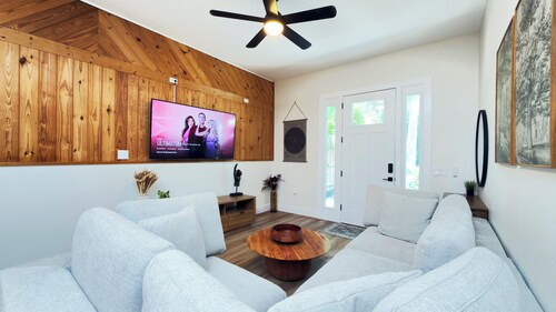 Gorgeous Newly Renovated Getaway 2BR/ 2BA near Blue Spring State Park