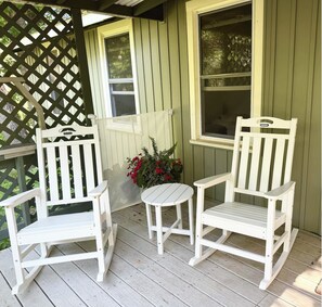 Terrace/patio - Cozy, Well-Appointed Cottage By Blue Ridge Parkway (Asheville)