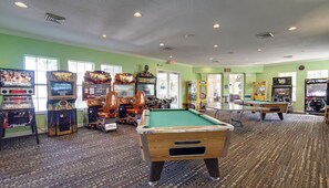 Games room - 3BR Windsor Palms Resort Condo Near Disney, Pool, Arcade & Kids’ Bunk Room (Kissimmee)