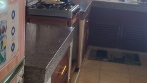 Eine Küche mit Kühlschrank, Herd und Schränken.