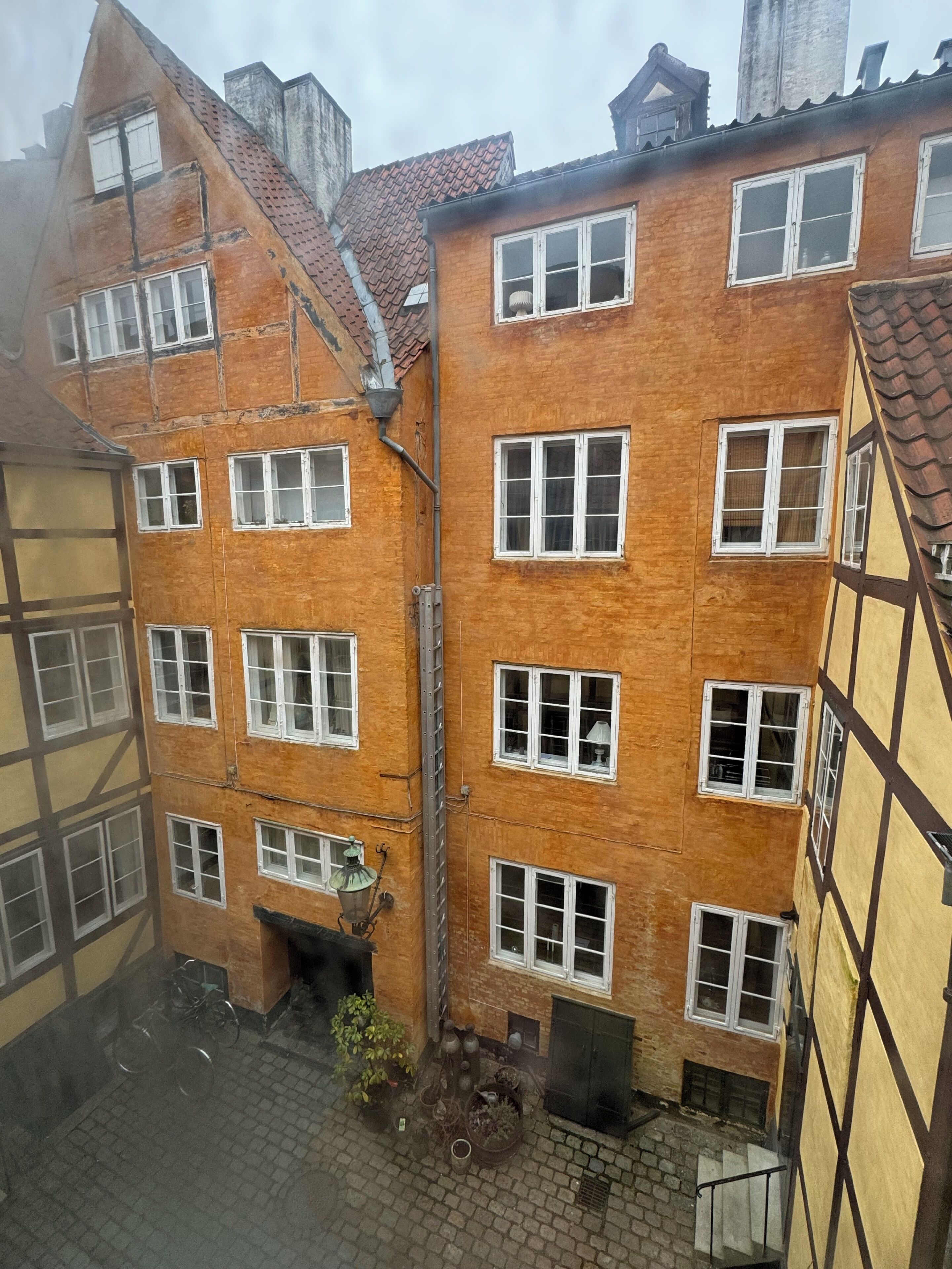 Un edificio europeo tradizionale con diverse finestre e facciata in mattoni.