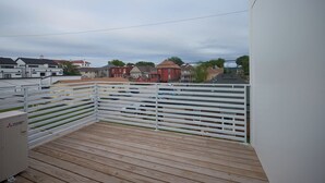 A balcony with a view of residential buildings and parked cars. - New Townhouse in Historic District of Chattanooga (Chattanooga)