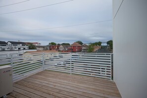 A balcony with a view of residential buildings and parked cars. - New Townhouse in Historic District of Chattanooga (Chattanooga)