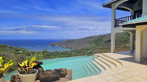 Beautiful Caribbean villa with panoramic ocean views, 1 BR, 2 guests