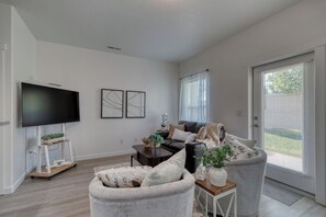 Living area - The Cherry Nest 2-private suites townhome with a one-car garage (Nampa)