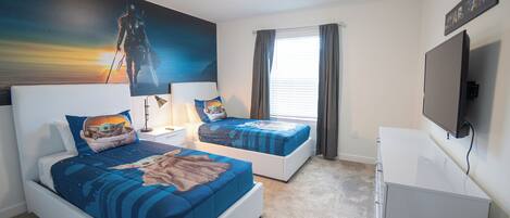 Un dormitorio con dos camas, un cuadro en la pared, una ventana con cortinas y un televisor en la pared.