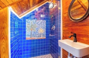 Een douche, een haardroger, handdoeken, zeep