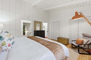 A bedroom with a bed, a chair, a dresser, and a lamp. - Hemlock Cottage, 3/3 close to downtown (Highlands)