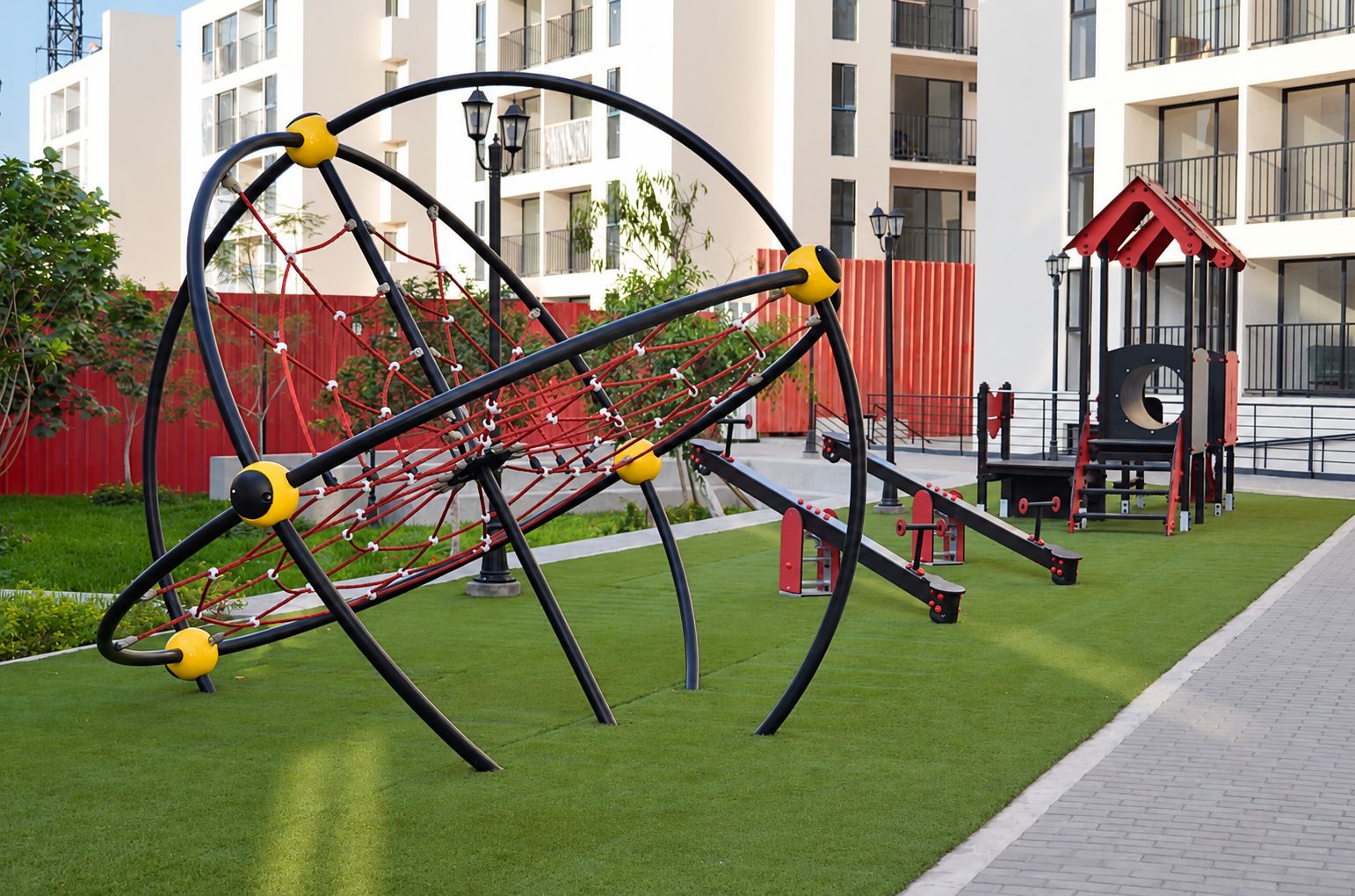 Un parque infantil con un tobogán grande, una estructura de escalada y una casita roja.