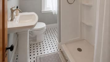 Dusche, Haartrockner, Seife, Toilettenpapier