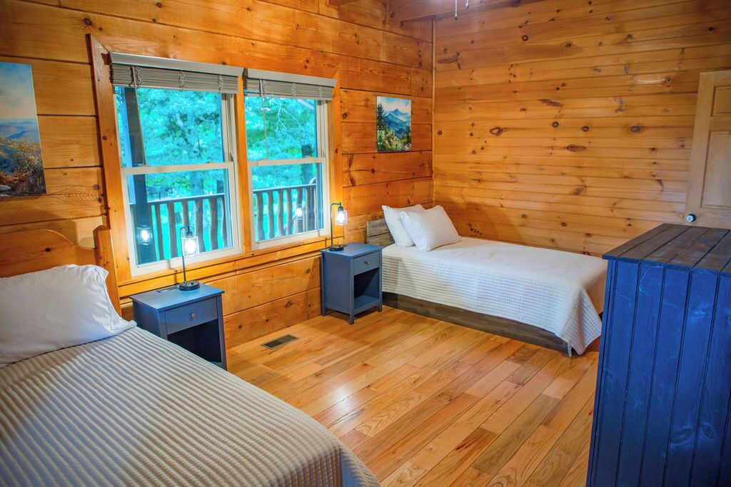3 bedrooms, desk, WiFi (free), bed sheets