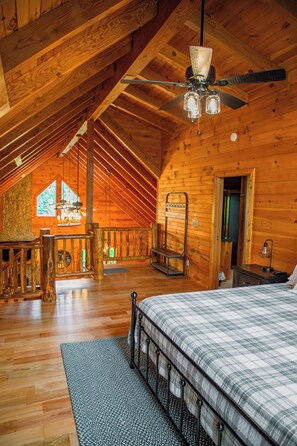 Desk, free WiFi, bed sheets - Cabin with fire pit & wrap around porch near Blue Ridge Pkwy (Newland)