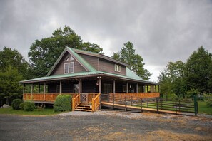 Exterior - Cabin with fire pit & wrap around porch near Blue Ridge Pkwy (Newland)