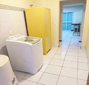 Interior - 4-bedroom house 200 meters from Canto Grande beach, pets allowed. (Bombinhas)