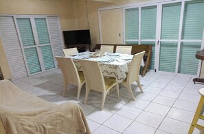 Dining - 4-bedroom house 200 meters from Canto Grande beach, pets allowed. (Bombinhas)