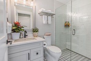 Regadera, secadora de cabello, toallas, papel de baño 
