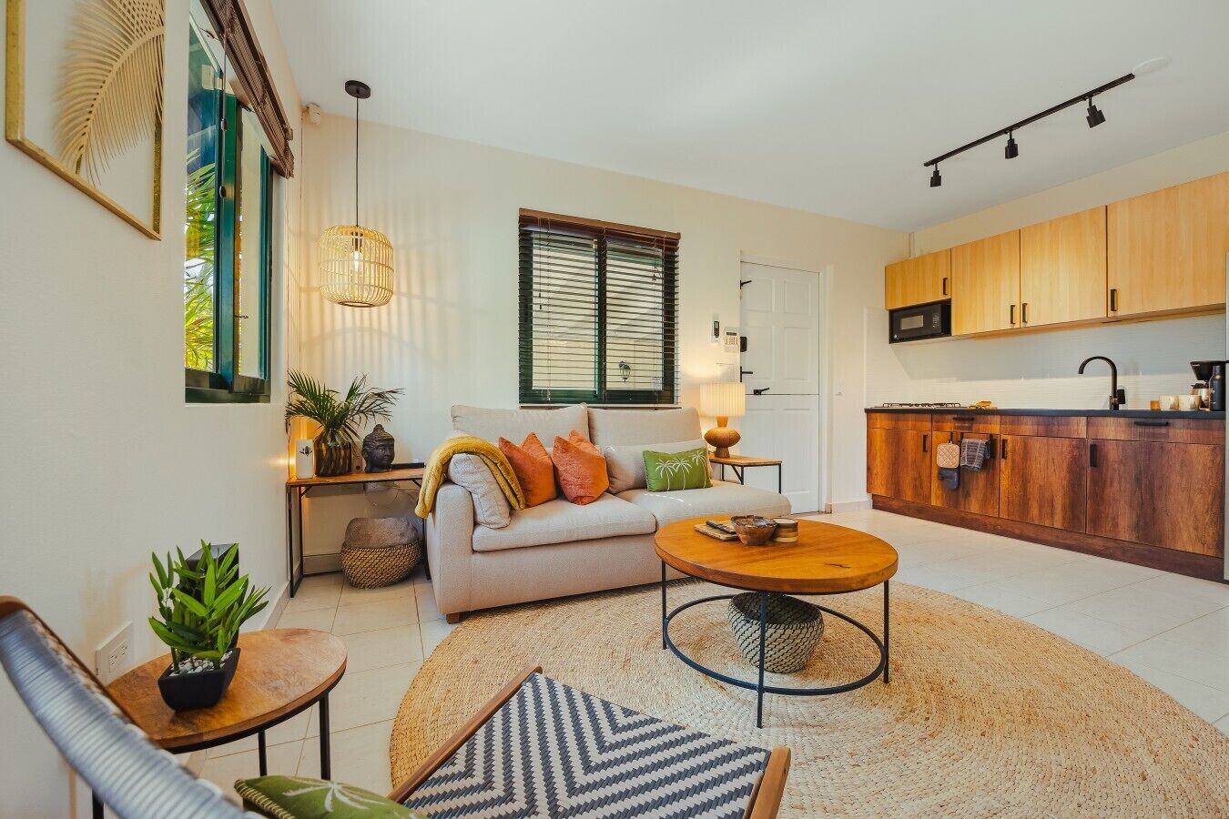 Ein modernes Wohnzimmer mit einer Couch, einem Couchtisch und einem Essbereich mit Holzausbau.