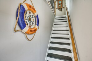 Eine Treppe mit einer Wanddekoration in Form eines Rettungsflossen-Symbols.