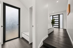 Ein modernes Interieur mit Treppe, einer Bank und einer Pflanze.