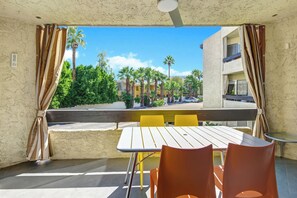 Outdoor dining - Stylish and fun second floor condo in exciting Palm Springs! (Palm Springs)