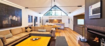 Whitehaven—Stylish Group Retreat with Ocean Views