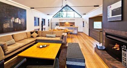 Whitehaven—Stylish Group Retreat with Ocean Views