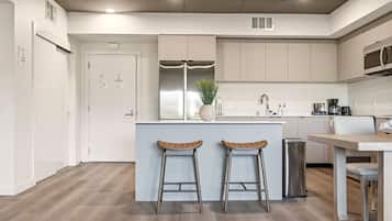 Coffee/tea maker, fridge, microwave, oven
