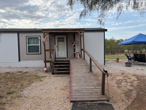 Rockin R Farmhouse, 2 Bed/2 Bath, Sleeps 6, Country Living, Hunters Welcome