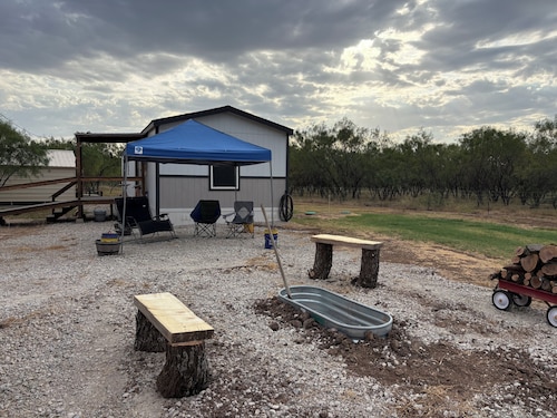 Rockin R Farmhouse, 2 Bed/2 Bath, Sleeps 6, Country Living, Hunters Welcome