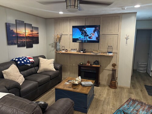 Rockin R Farmhouse, 2 Bed/2 Bath, Sleeps 6, Country Living, Hunters Welcome