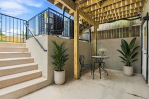 Outdoor dining - Modern 2BR DC Stay near Union Market, NoMa & H Street (Washington)
